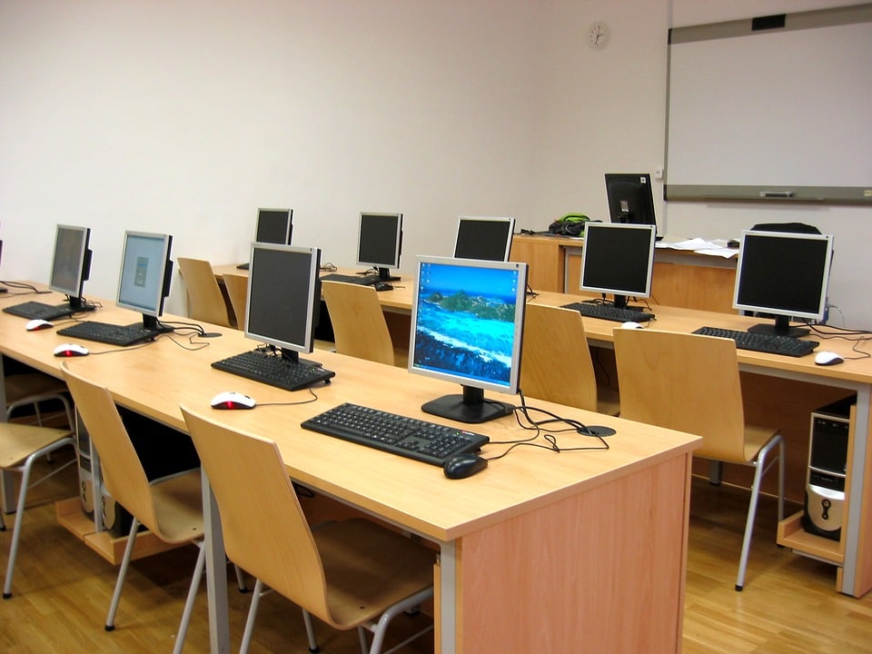 التعليم الإلكتروني طريق الوصول إلى المناهج التعليمية خارج الفصل الدراسي